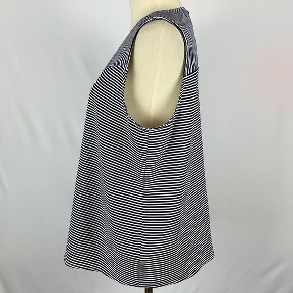 Monteau Sleeveless Blouse with Center Pleat and Keyhole in Back - Size XL - Picture 4 of 10